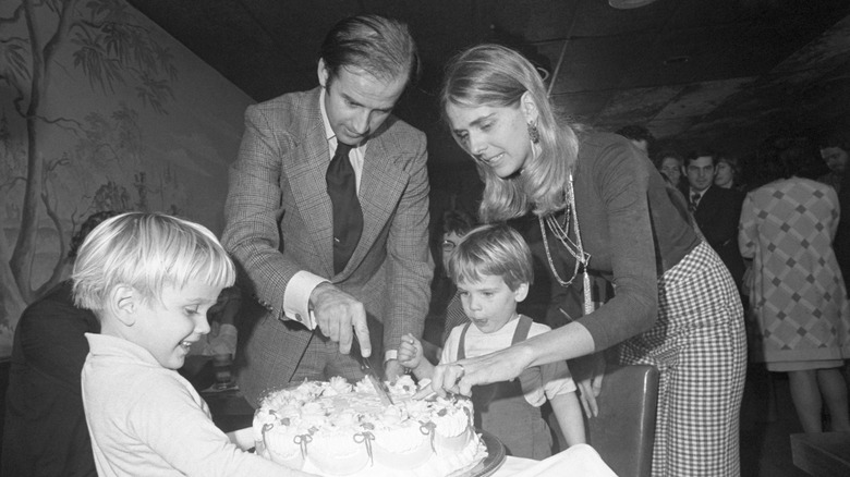 La famiglia Biden taglia la torta