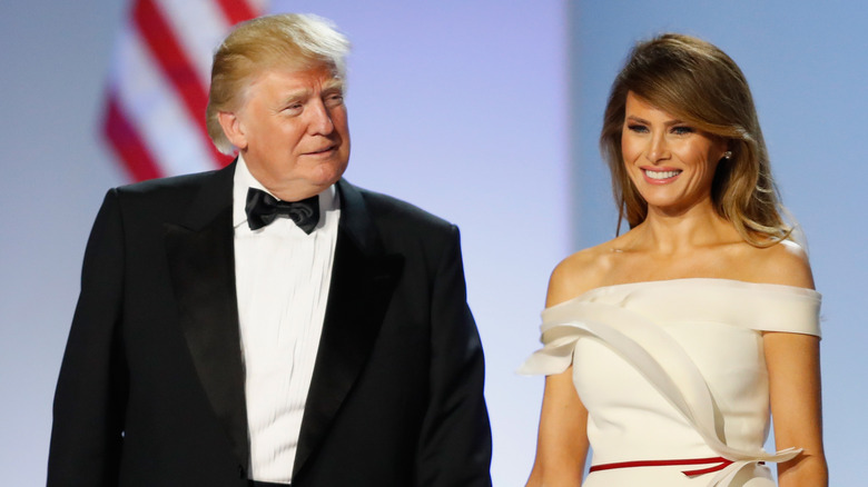 Donald e Melania Trump sorridono