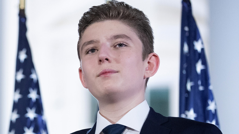 Barron Trump con la bandiera americana