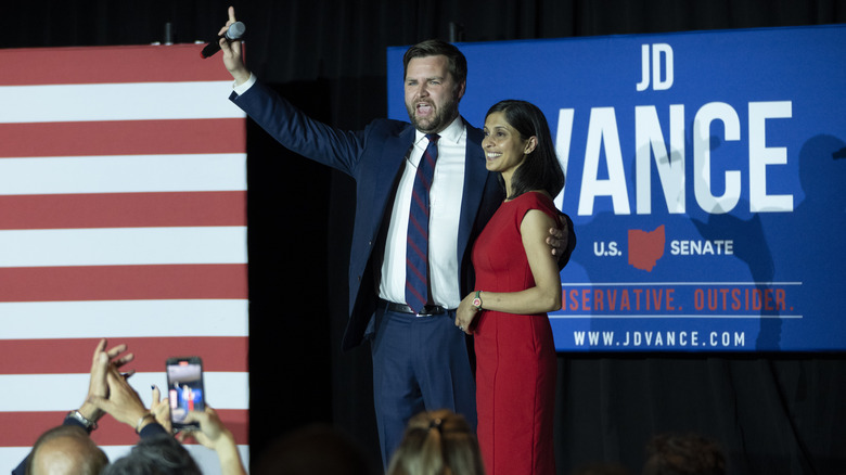 JD Vance e Usha Vance sul palco