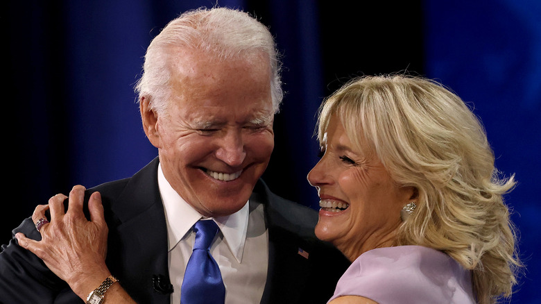 Jill e Joe Biden si abbracciano