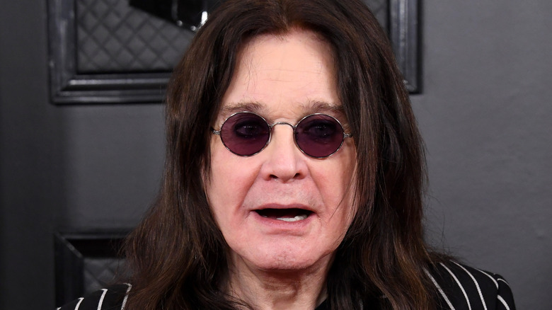 Ozzy Osbourne sorride in primo piano sul red carpet dei Grammy