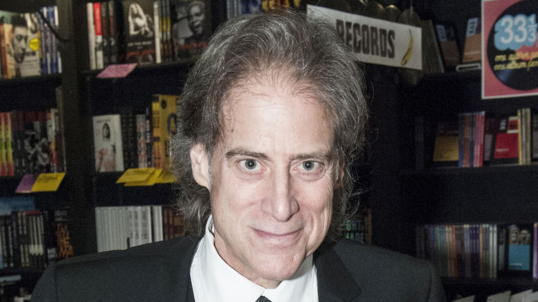 Richard Lewis posa per una foto in libreria