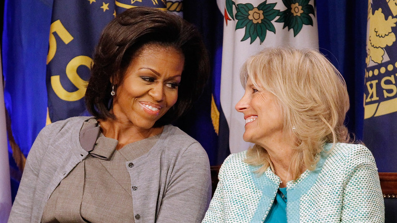 Michelle Obama e Jill Biden si sorridono