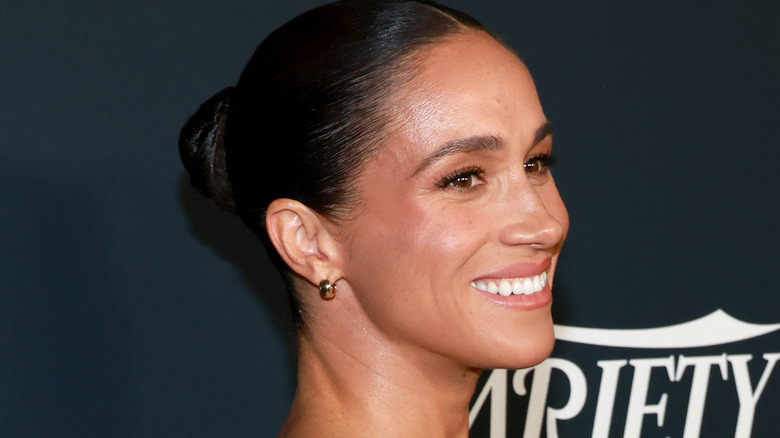 Meghan Markle sorride in primo piano