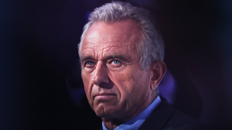 Robert F. Kennedy Jr. su sfondo scuro