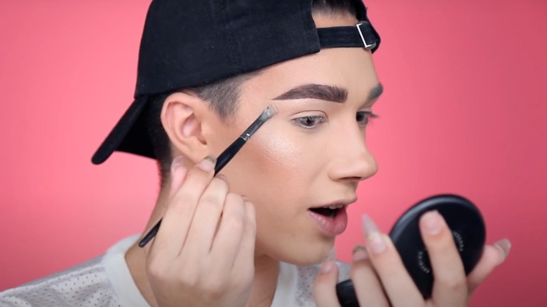 James Charles fa un tutorial sulle sopracciglia