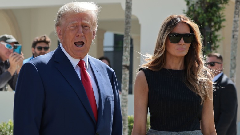 Donald e Melania Trump in mezzo alla folla