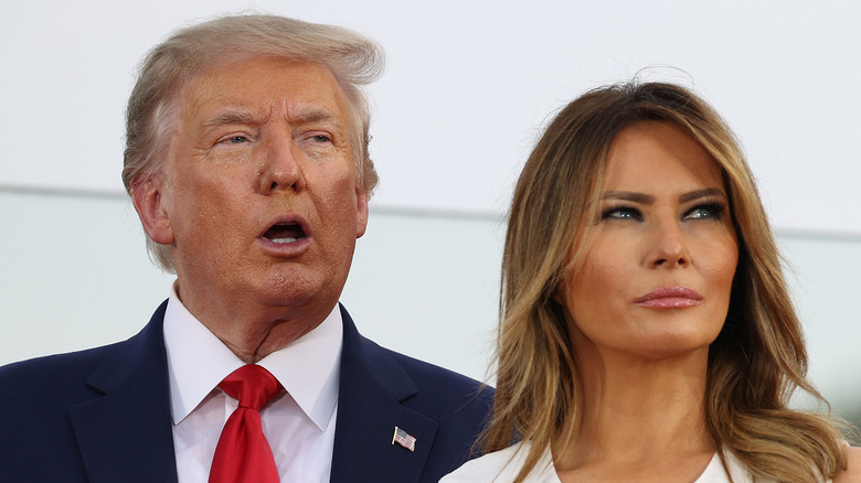 Donald e Melania Trump guardano verso l'alto