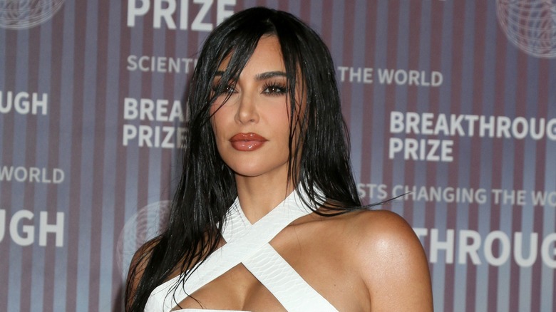 Kim Kardashian capelli bagnati