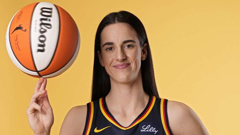 Caitlin Clark posa con un pallone da basket