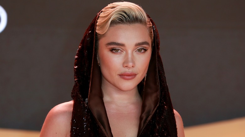 Florence Pugh in nero