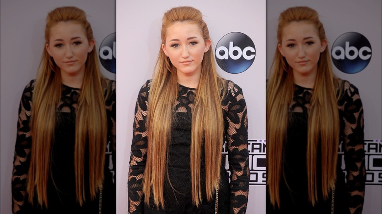 Noah Cyrus con lunghi capelli biondo zenzero