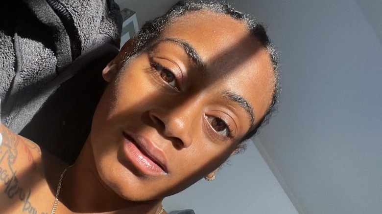 Sha'Carri Richardson scatta un selfie senza trucco