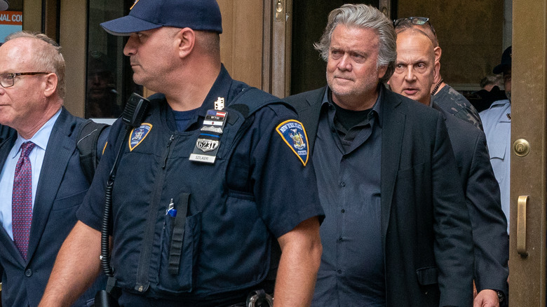 Steve Bannon esce dal tribunale