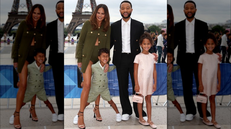 Chrissy Teigen e la famiglia sorridono