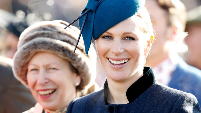 La principessa Anna e Zara Tindall sorridono