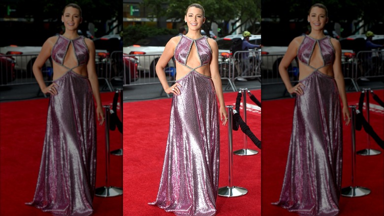 Blake Lively in abito rosa metallizzato