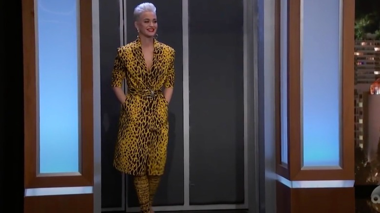 Katy Perry con stampe animalier gialle