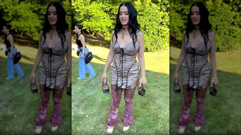 Katy Perry in abito allacciato e leggings