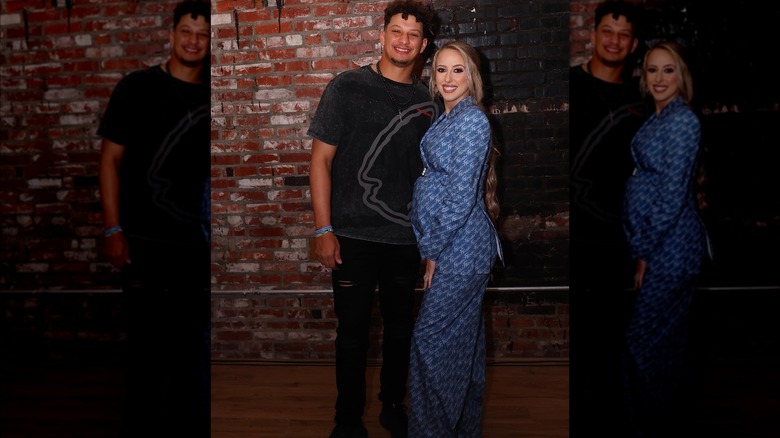 Brittany Mahomes incinta in abito lungo blu navy