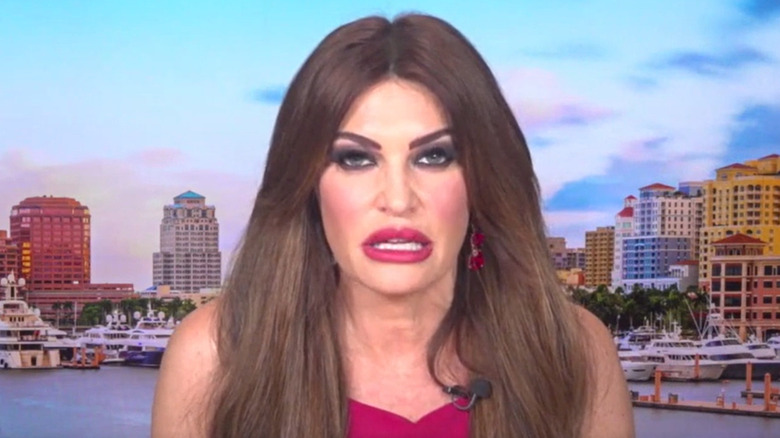 Kimberly Guilfoyle indossa un rossetto color bacca brillante