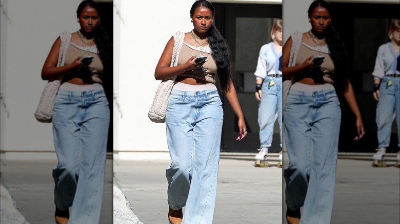 Sasha Obama in jeans larghi