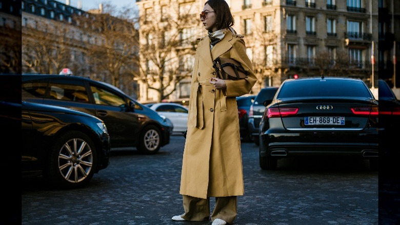 donna in cappotto giallo ambra