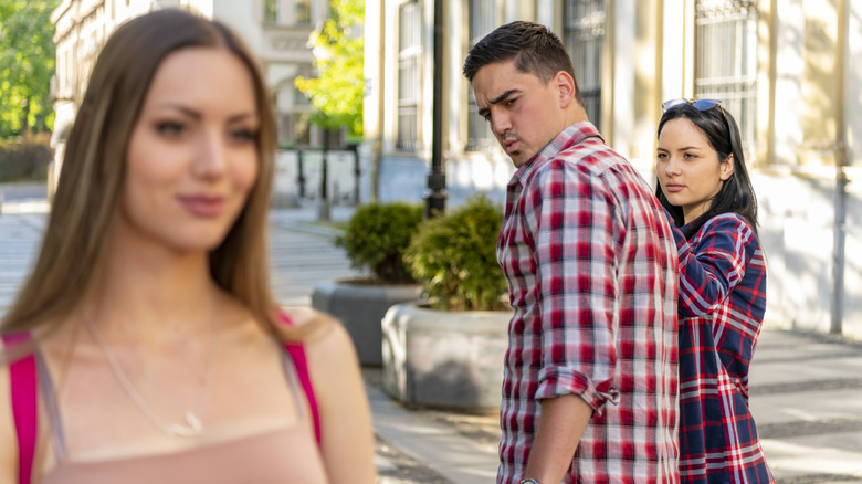 ragazzo che guarda un'altra donna