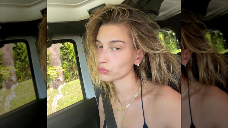 Hailey Bieber viaggia senza trucco