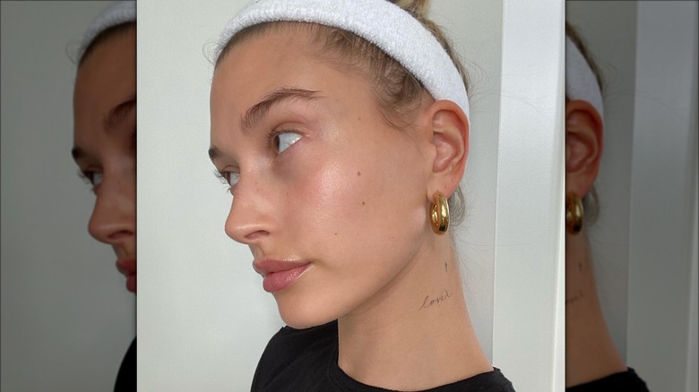 Hailey Bieber splende senza trucco