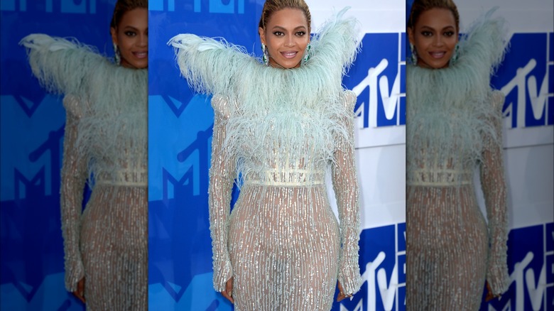 Abito di piume blu e argento di Beyonce