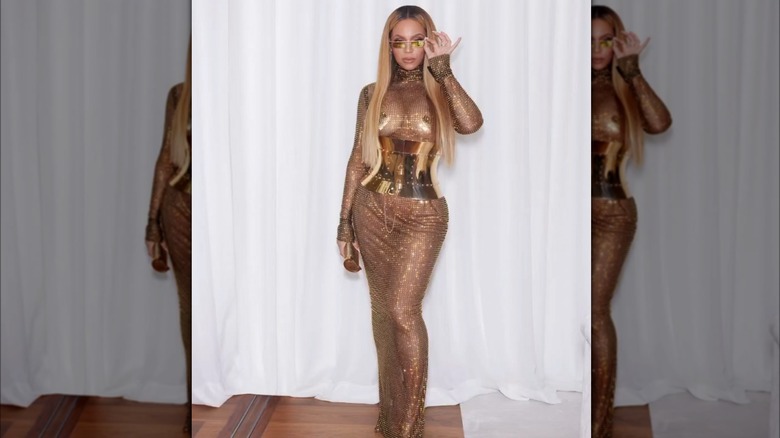 Abito trasparente color oro di Beyonce