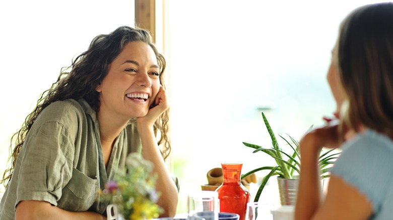 Donne felici che parlano al ristorante