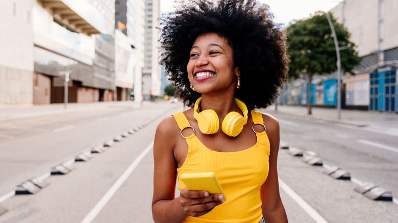 Una donna che fa una passeggiata