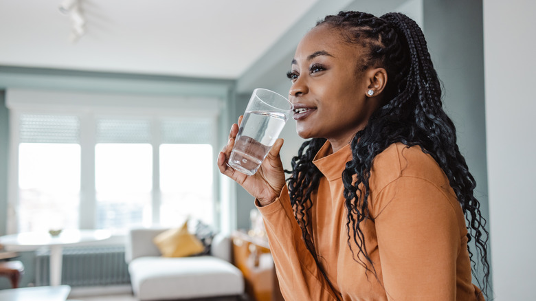 Una donna che beve acqua