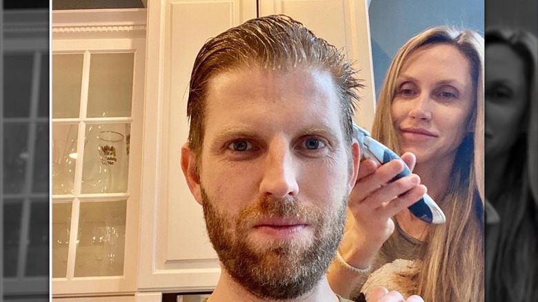 Lara taglia i capelli a Eric Trump