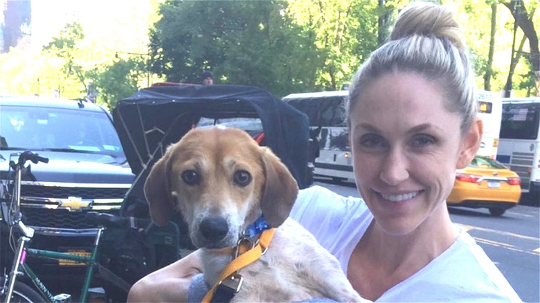 Lara Trump sorride tenendo in braccio un beagle