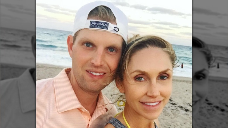 Selfie sulla spiaggia di Lara ed Eric Trump