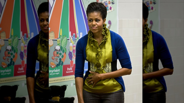 Michelle Obama indossa cardigan con cintura e camicetta