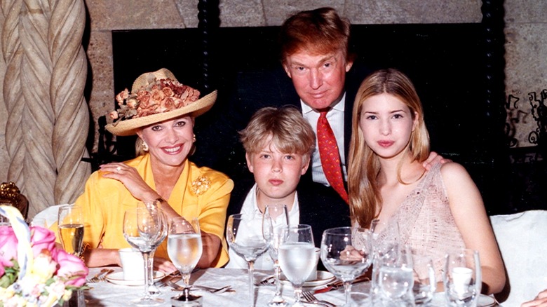 La famiglia Trump seduta a tavola