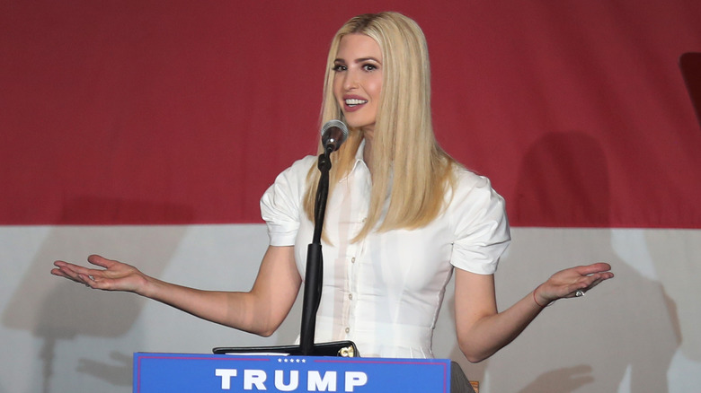 Ivanka Trump parla dietro il podio