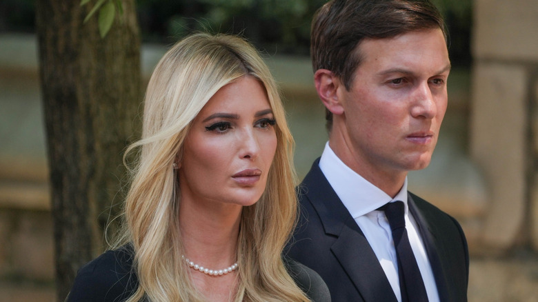 Ivanka Trump e Jared Kushner camminano con espressioni cupe