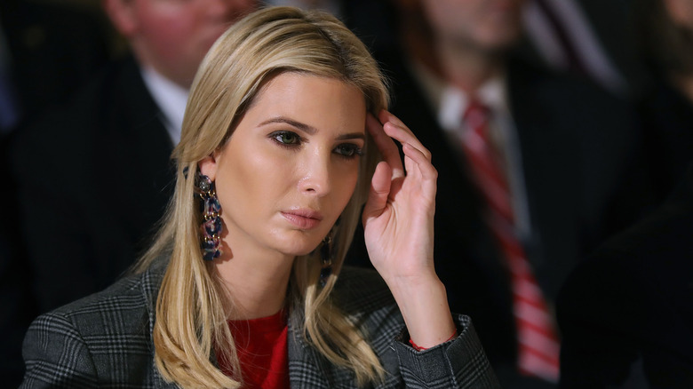 Ivanka Trump tocca la testa