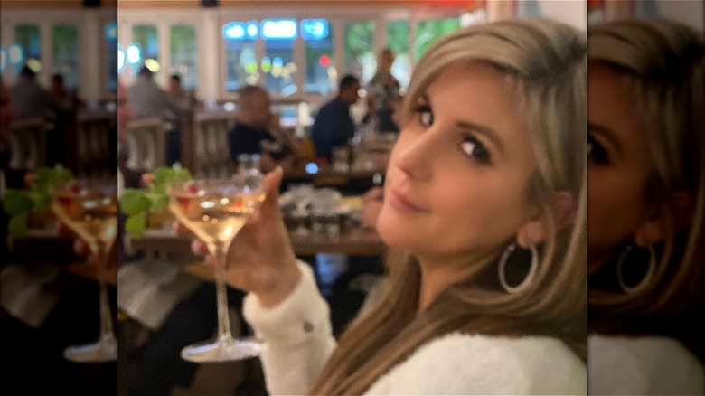 Brandi Passante tiene in mano un bicchiere di vino