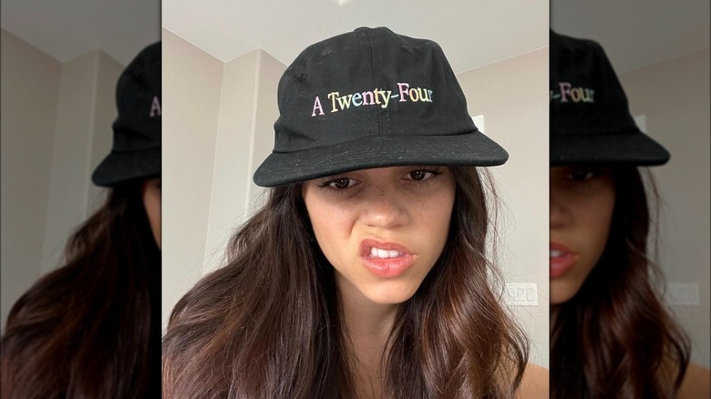 Jenna Ortega con un cappellino da baseball