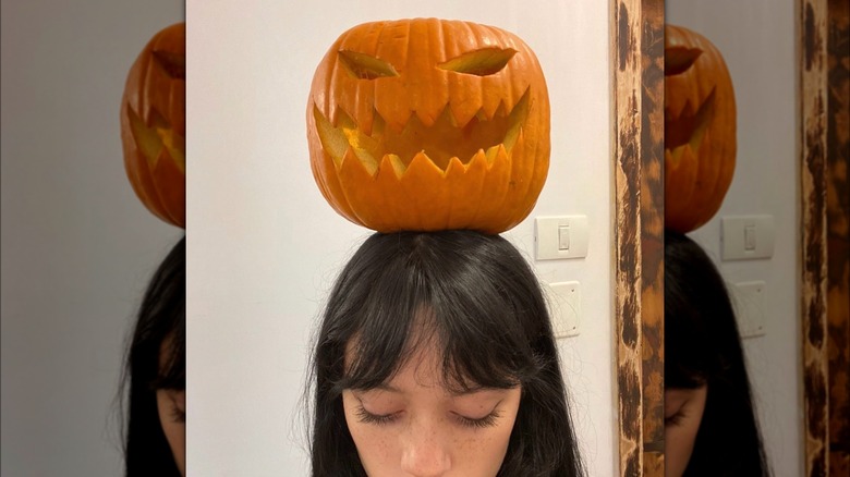 Jenna Ortega con una zucca