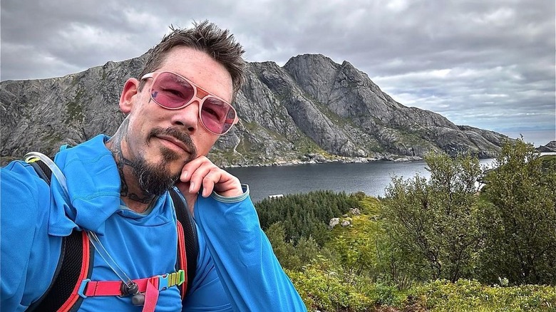 David Bromstad posa con sfondo di montagna