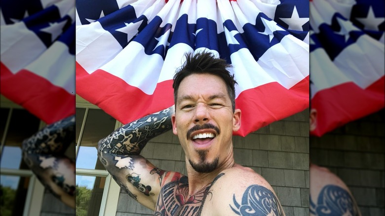 David Bromstad posa con decorazioni patriottiche