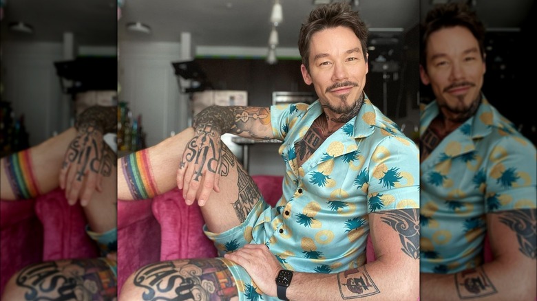 David Bromstad indossa una maglietta con l'ananas